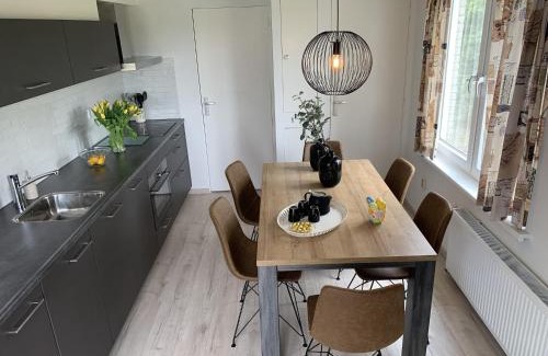 Zonnemaire House | Cosy holiday home with large garden, cleaning included