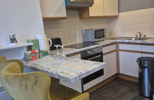 Wolverhampton Apartment | Cosy home away from home apartment. Close to ALL you need and for easy planning