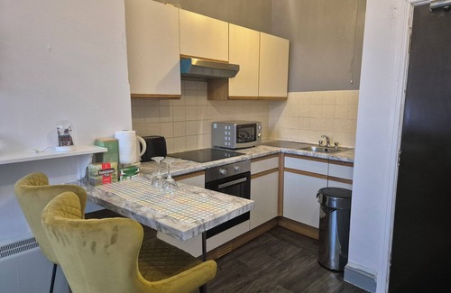 Wolverhampton Apartment | Cosy home away from home apartment. Close to ALL you need and for easy planning