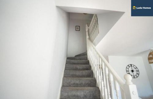 Slough Apartment | Cosy Home, Heathrow and Windsor Castle, Sleeps 6