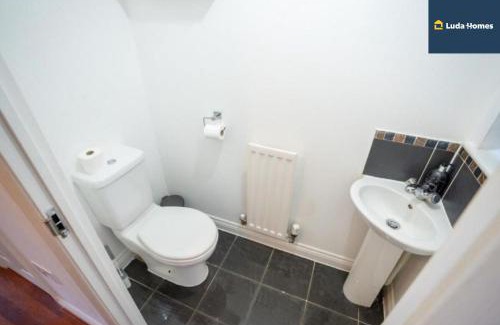 Slough Apartment | Cosy Home, Heathrow and Windsor Castle, Sleeps 6