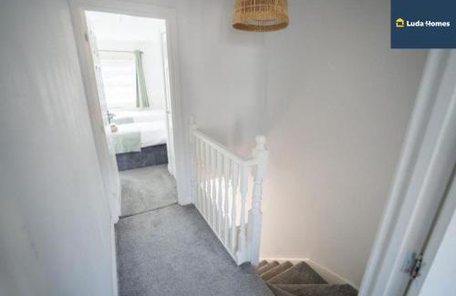 Slough Apartment | Cosy Home, Heathrow and Windsor Castle, Sleeps 6