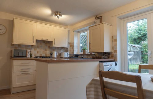Shrewsbury House | Cosy Home with parking, 10 minute walk to town centre