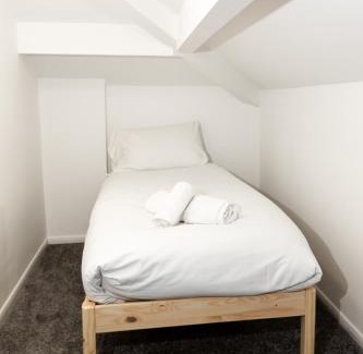 Oldham House | Cosy Large Ensuite Room in the Heart of Oldham