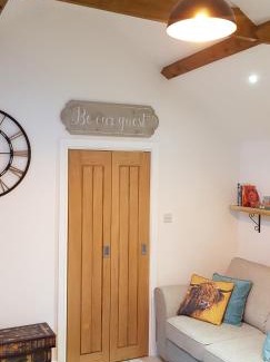 Newborough House | Cosy Little Cottage