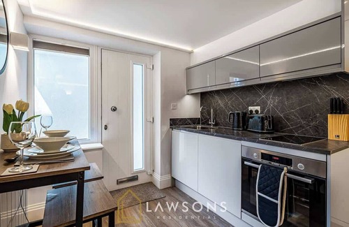 Windsor City Centre Apartment | Cosy Living by Lawsons