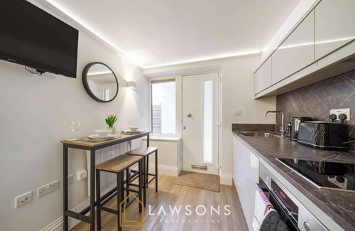 Windsor City Centre Apartment | Cosy Living by Lawsons