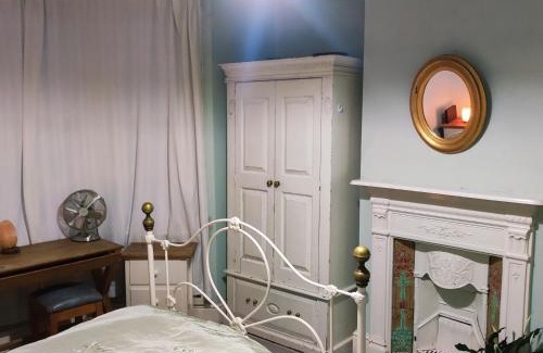 Collier's Wood House | Cosy London double room near Wimbledon