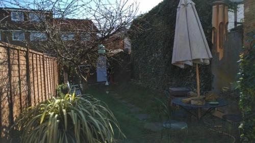Collier's Wood House | Cosy London double room near Wimbledon