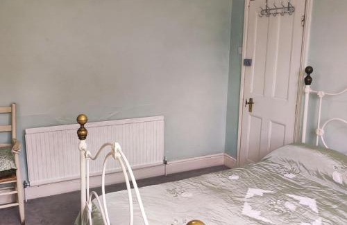 Collier's Wood House | Cosy London double room near Wimbledon