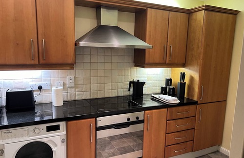 Queens Quarter Apartment | Cosy Malone - 2BR Apartment BT9 W/Balcony
