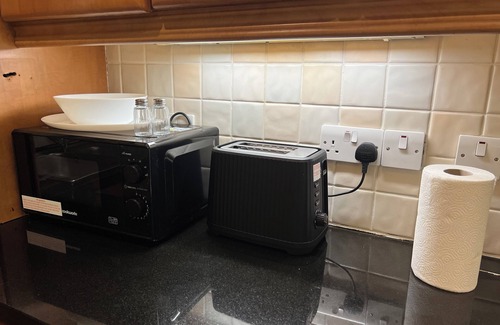 Queens Quarter Apartment | Cosy Malone - 2BR Apartment BT9 W/Balcony