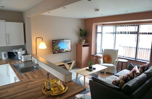 Belfast City Centre Apartment | Cosy & Modern Family Style House