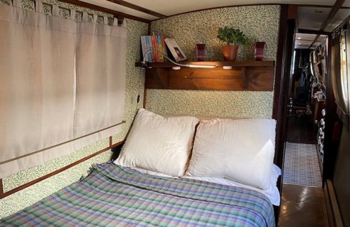 Leeds Boat Rental | Cosy Narrowboat Benedict, Clarence Dock Leeds