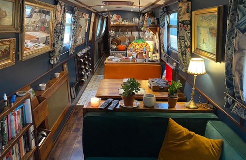 Leeds Boat Rental | Cosy Narrowboat Leeds Dock