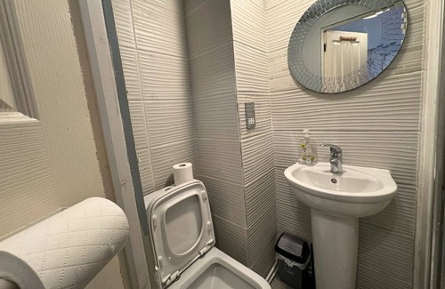 Liverpool Apartment | Cosy Retreat For Couples With Free Parking