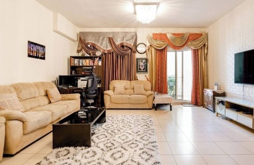 Ras Al Khor Industrial Area Apartment | Cosy Room for Students as 5 min from Univ or 15min for Para skydiving Jumpers