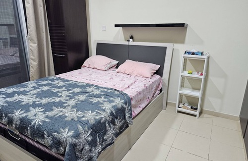 Ras Al Khor Industrial Area Apartment | Cosy Room for Students as 5 min from Univ or 15min for Para skydiving Jumpers