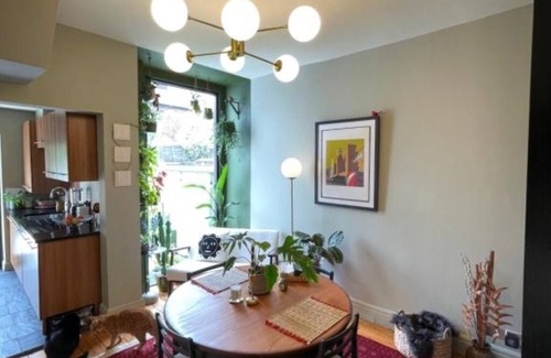 Trafford Apartment | Cosy Room In homestay