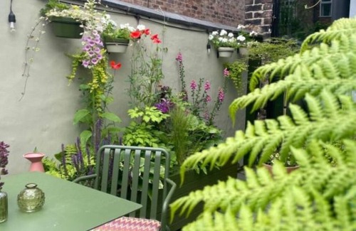 Trafford Apartment | Cosy Room In homestay