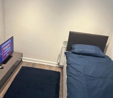 Crawley House | Cosy rooms near Gatwick Airport