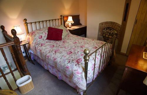 Crawcrook House | Cosy secret cottage in a beautiful walled garden