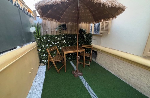 Les Baumettes Apartment | Cosy studio, terrace, near the sea and tramway