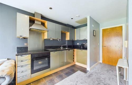 Sheffield Apartment | Cosy studio with balcony views