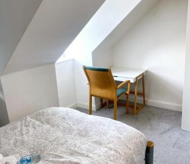 Dartford House | Cosy stylish Double bedroom in central Dartford