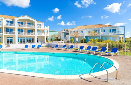 Chateau-d'Olonne Condo | Cosy T2 | En bord du mer + 2 piscines sur place