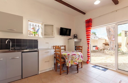 Martigues Apartment | Côte Bleue holiday flat in La Couronne with shared garden, close to the beach