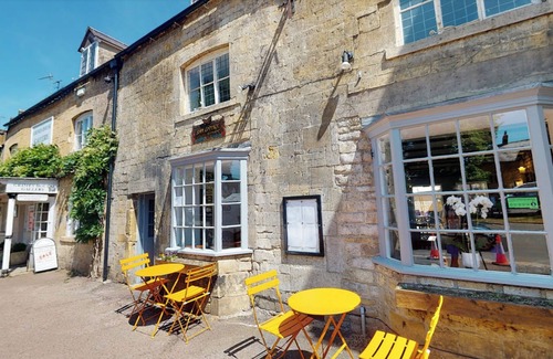 Moreton-in-Marsh Apartment | Cotswold High Street Entire 3/4 bedroom apartment & Siam Cottage Thai Restaurant