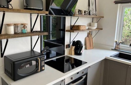 Randwick Cabin | Cotswold's-2 Bedroom Cosy Lodge-Sleeps 6-Parking