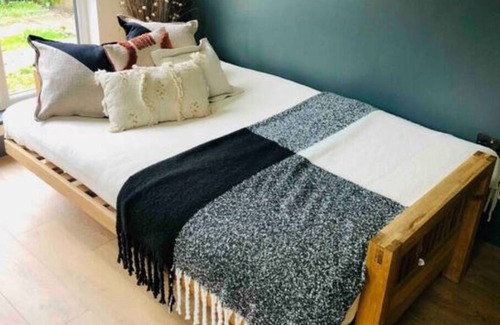Randwick Cabin | Cotswold's-2 Bedroom Cosy Lodge-Sleeps 6-Parking