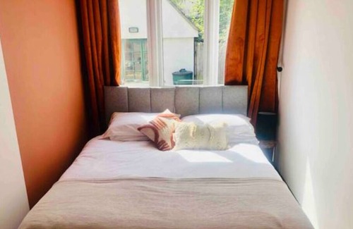Randwick Cabin | Cotswold's-2 Bedroom Cosy Lodge-Sleeps 6-Parking