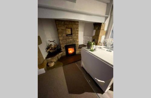 Ilmington House | Cotswolds Cottage Ilmington with Wood Burning Stove & BBQ - pet friendly