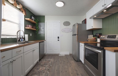 North Nashville Cottage | Cottage 2 mi to Broadway: King Bed, Fenced Yard