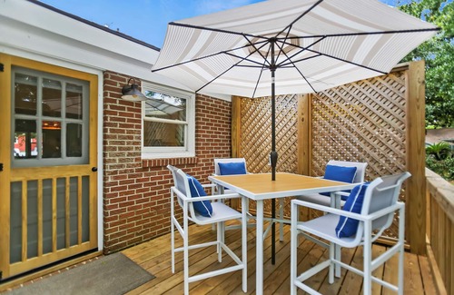 Old Village House | Cottage 5 Mins to Beach, Big Yard, Pet Friendly