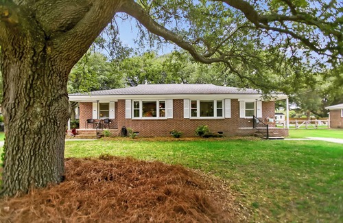 Old Village House | Cottage 5 Mins to Beach, Big Yard, Pet Friendly