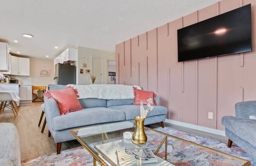 Veterans Park House | Cottage across from Bernardine Quinn Park