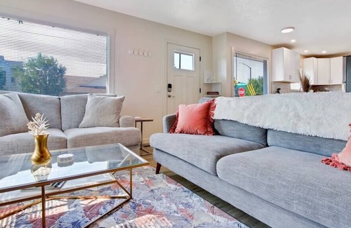 Veterans Park House | Cottage across from Bernardine Quinn Park