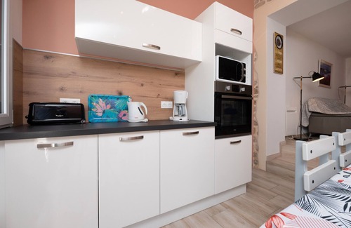 Crach Cottage | Cottage 'Au Pied Des Chênes' with Private Terrace, Shared Garden and Wi-Fi