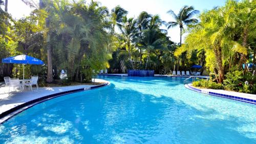 Key West House | Cottage by the Pool by AvantStay w Balcony BBQ Shared Pool Month Long Stays Only