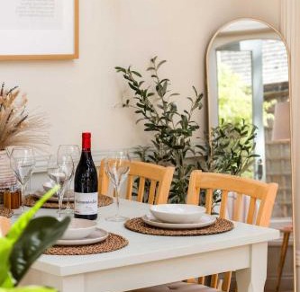 Bourton House | Cottage Central Location Parking Fireplace Garden
