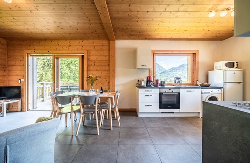 Chatillon-sur-Cluses Cottage | Cottage 'Côté Source' with Lake View, Private Terrace and Wi-Fi