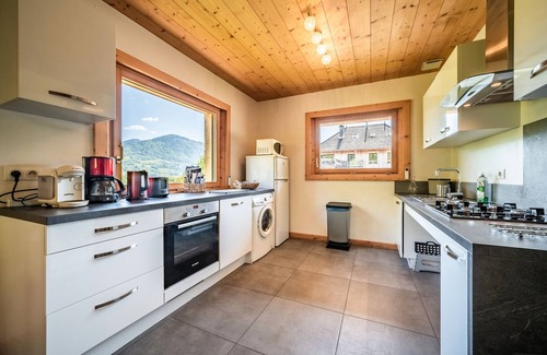 Chatillon-sur-Cluses Cottage | Cottage 'Côté Source' with Lake View, Private Terrace and Wi-Fi