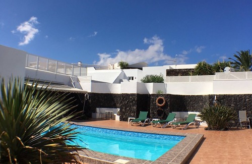 Costa Teguise Villa | Cottage for 2-8 people, heated pool, near the sea and golf course