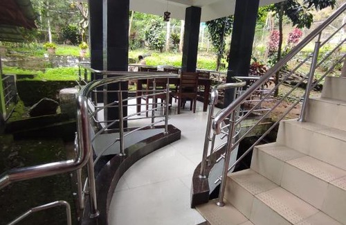 Valparai Hotel | COTTAGE GARDEN DEEPIKAS