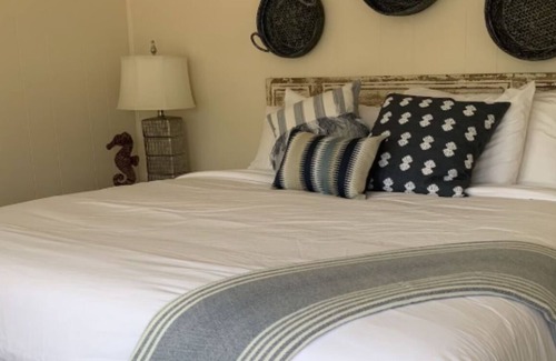 Rehoboth Beach Hotel | Cottage King Room at Ocean Glass Inn | with Free Breakfast and Parking