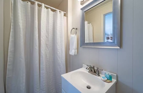 Rehoboth Beach Hotel | Cottage King Room at Ocean Glass Inn | with Free Breakfast and Parking